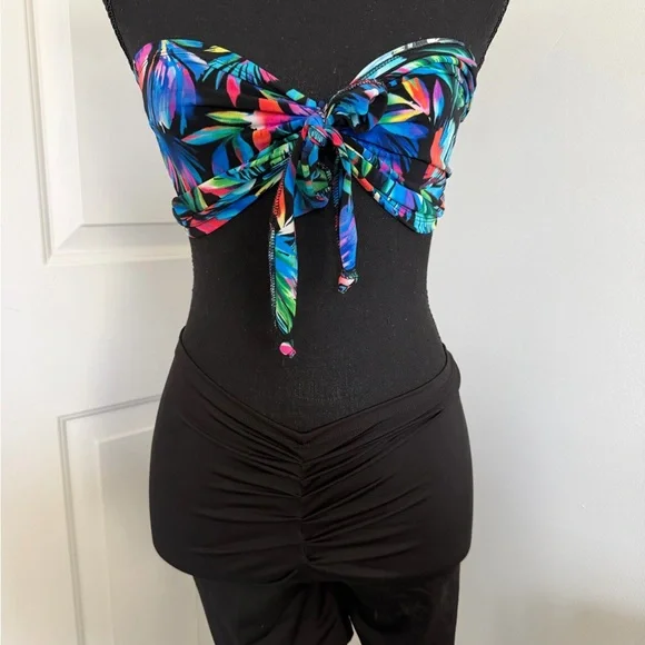 Colorful Strapless tropical top set with scrunch booty biker shorts. Super sexy - Picture 2 of 5